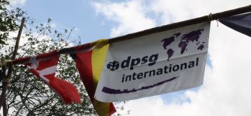 Banner mit dem Schriftzug DPSG international