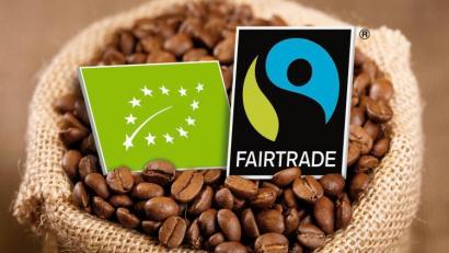 Ein Jutesack voller Kaffeebohnen mit dem Logo von Fairtrade darin. 