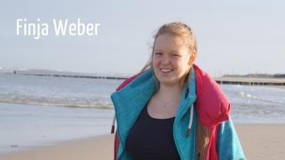 Das Bild zeigt Finja Weber am Strand, im Hintergrund das Meer.