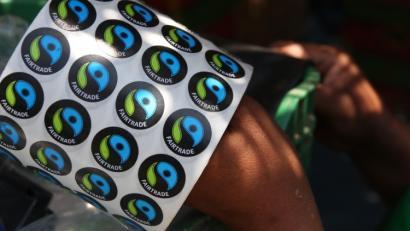 Ein Stickerbogen mit Fairtrade-Stickern